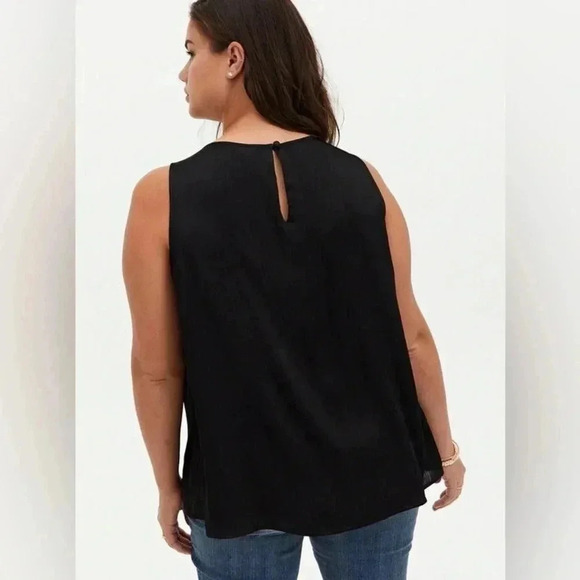 ☘️ NWOT Torrid Shiny Crinkle Gauze Keyhole Swing Tank, Size 2x (18/20), Black - Picture 2 of 6